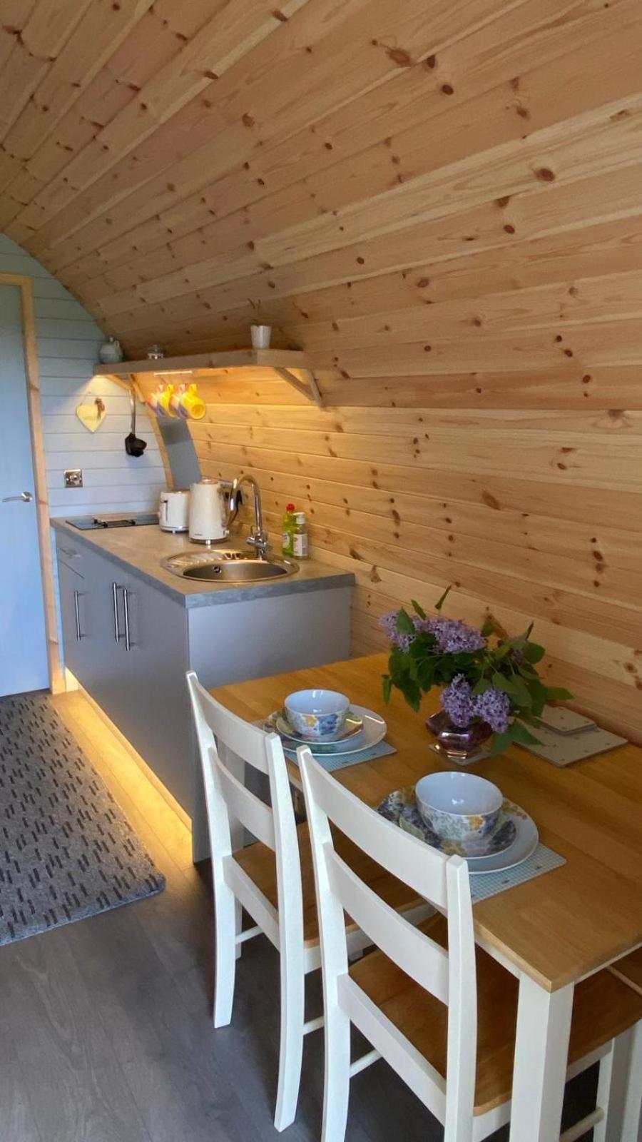 מלון גלאזגו Campsie Luxury Pods With Hot Tub מראה חיצוני תמונה