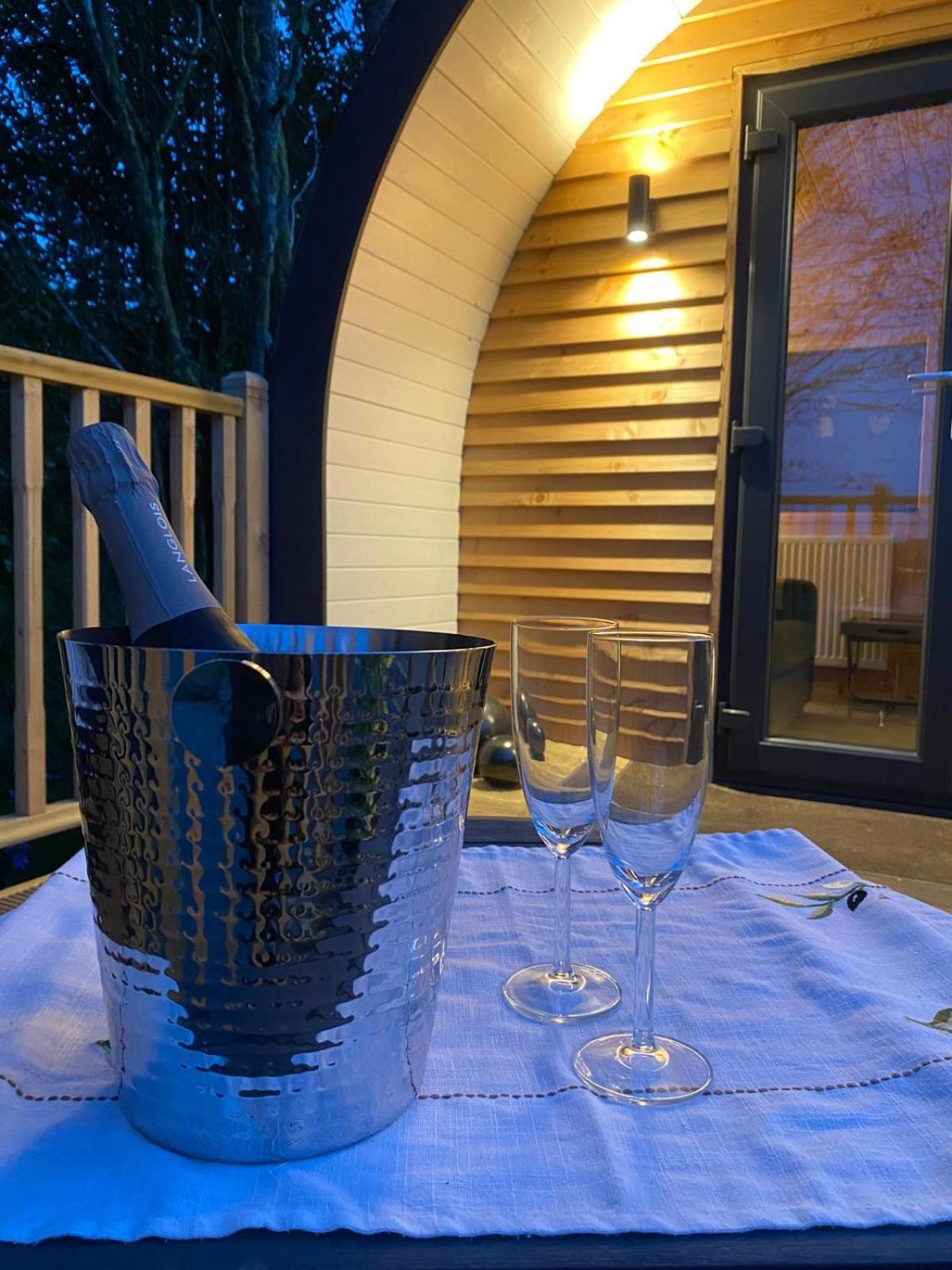 מלון גלאזגו Campsie Luxury Pods With Hot Tub מראה חיצוני תמונה