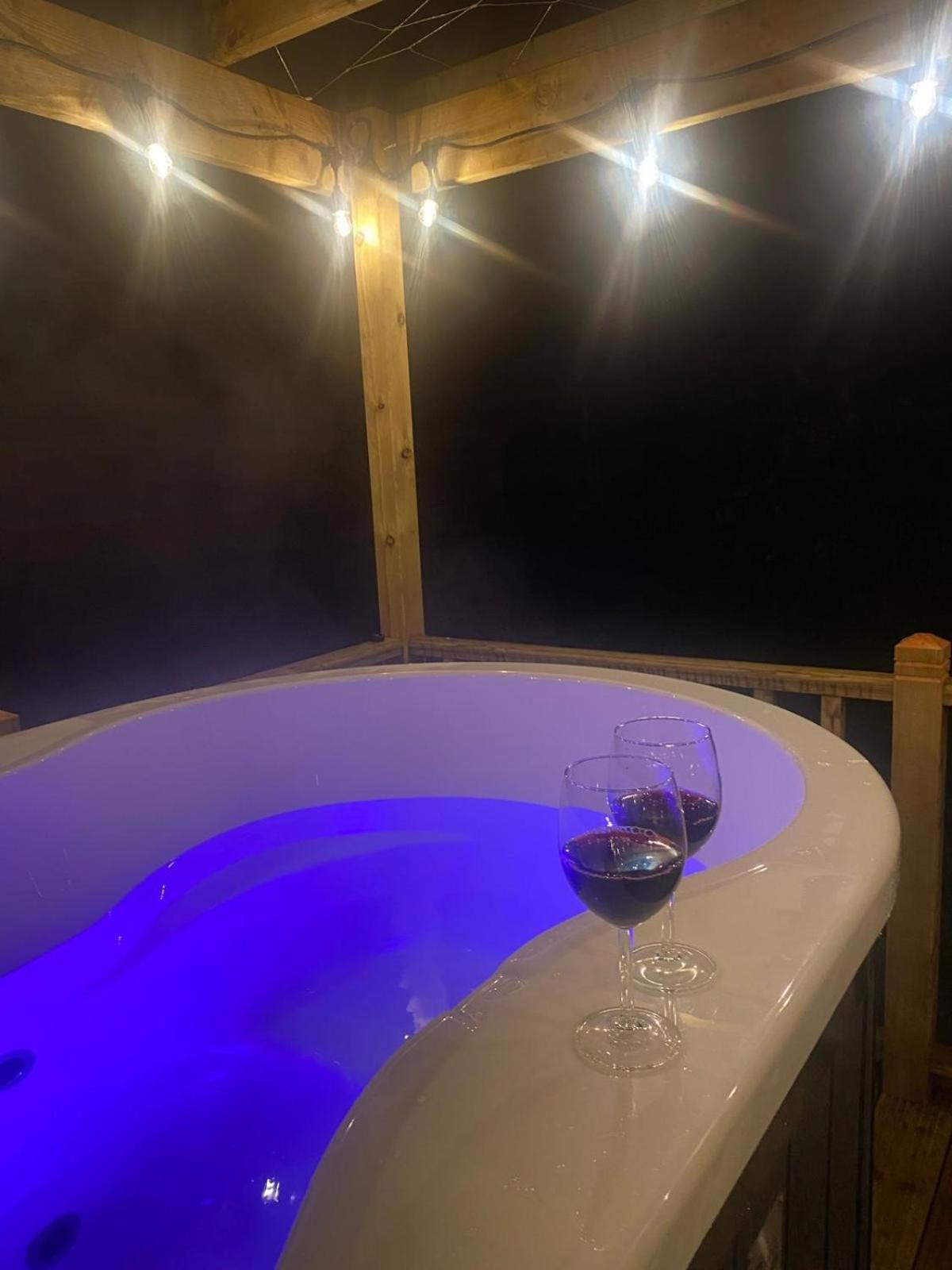 מלון גלאזגו Campsie Luxury Pods With Hot Tub מראה חיצוני תמונה