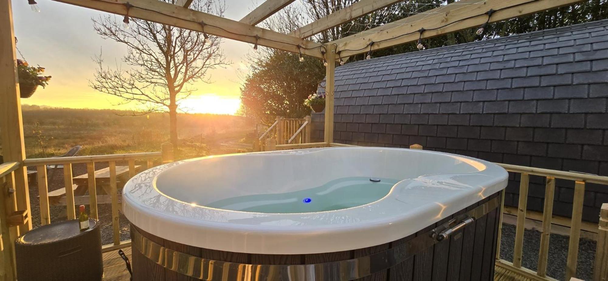 מלון גלאזגו Campsie Luxury Pods With Hot Tub מראה חיצוני תמונה